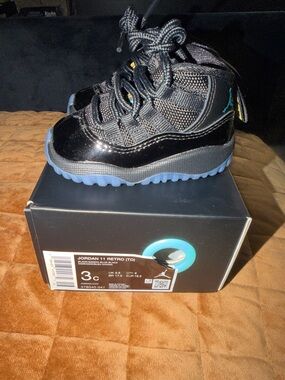 Jordan Kids Sneakers in Black with gamma Blue Sole